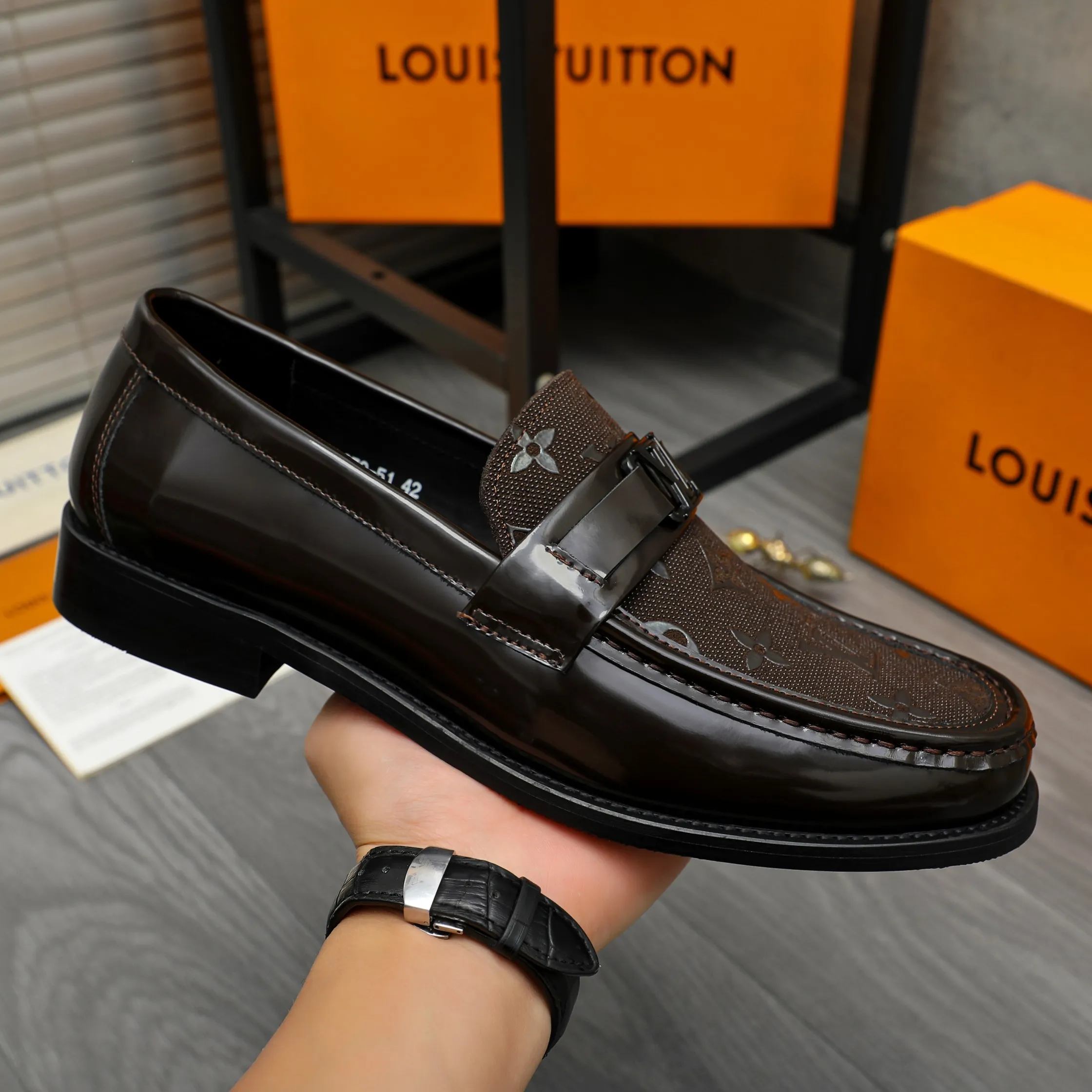 Men's shoes 💰p460 Product trademark: LV "Louis Vuitton" business slip-on leather shoes Regular size: 39-45 (45 is custom-made and non-returnable) Product materials: Selected embossed cowhide upper, cowhide lining, original rubber outsole
